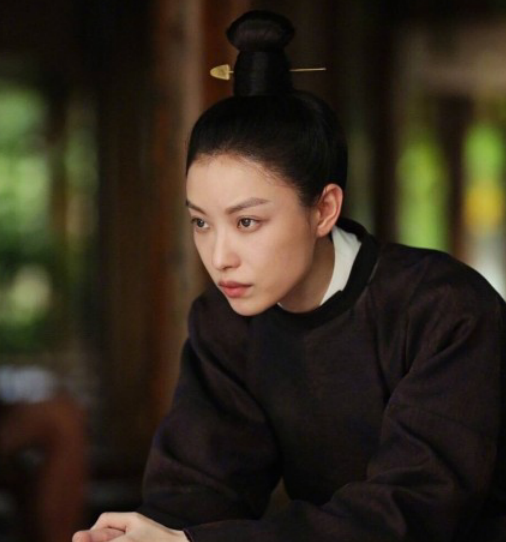 章子怡的男装比较中规中矩,因为章子怡本身长的比较秀气,美貌细长脸蛋