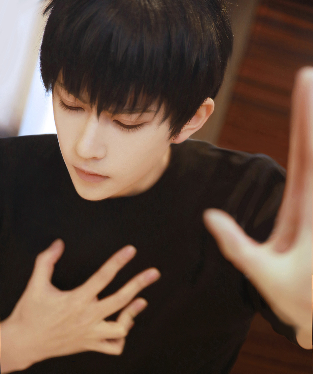 不同于熊祁,刑恩所做的是真正的男装人物,无论是