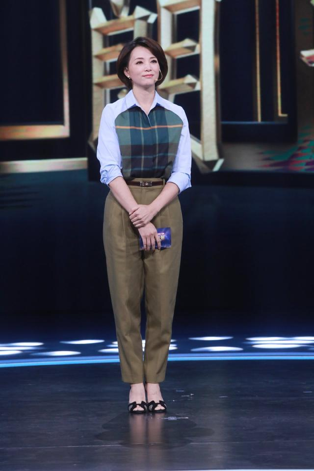 央视主持人刘芳菲现身走机场,针织衫配运动裤好随性,素颜像30岁