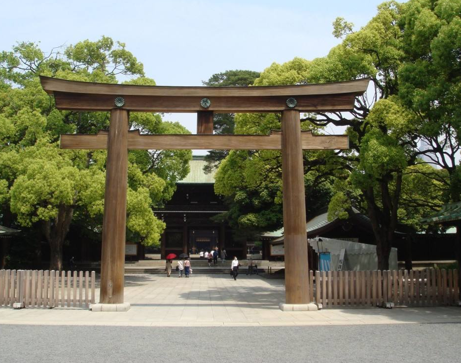 这个神宫由正殿,内苑,外苑和明治纪念馆(一般作为婚礼会场)组成,内苑