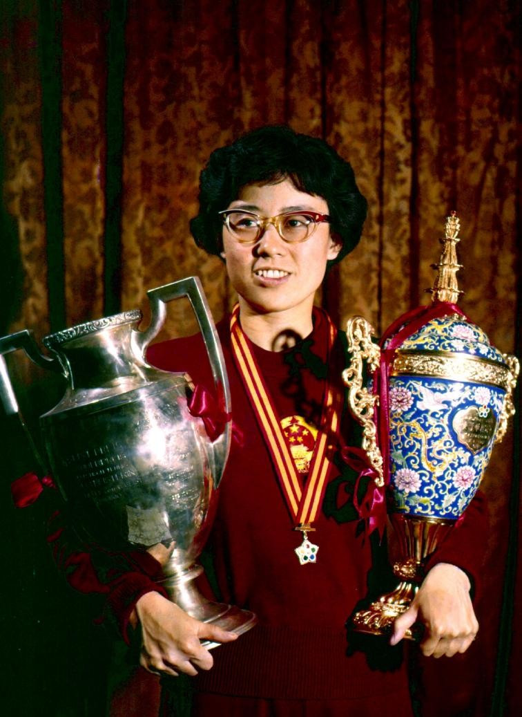 老照片:中国第一位乒乓球女子世界冠军邱钟惠,镜头记录其英姿