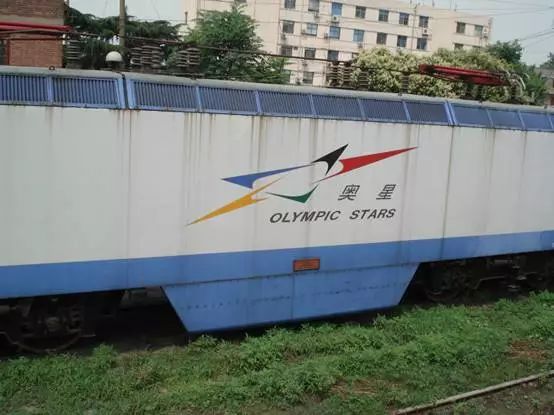 奥星,第一种拥有自主知识产权的交传电力机车,如今被封存于郑州