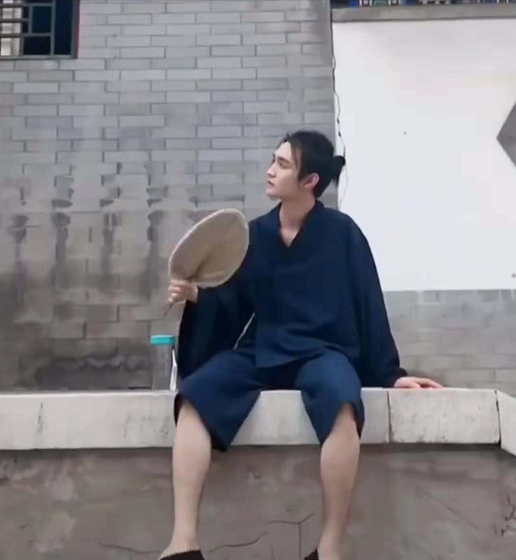 cos:这是史上最像王也的cos,网友:这腿毛真显瘦