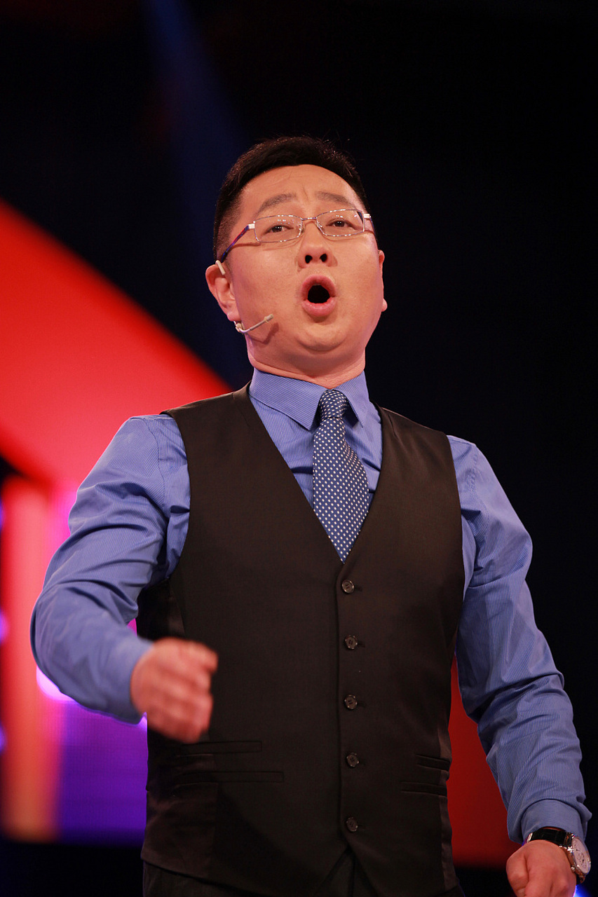 张绍刚的发型引发网友热议# 在某脱口秀节目中,李诞对主持人张绍刚