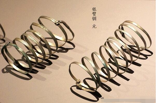 姑娘带"弹簧"来鉴宝,在座观众大笑,专家说:你们这群外行!