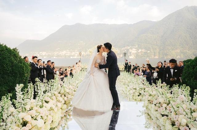 首页 > 文咏珊大婚照片曝光:婚礼现场洁白的鲜花无数,网友:确实梦幻