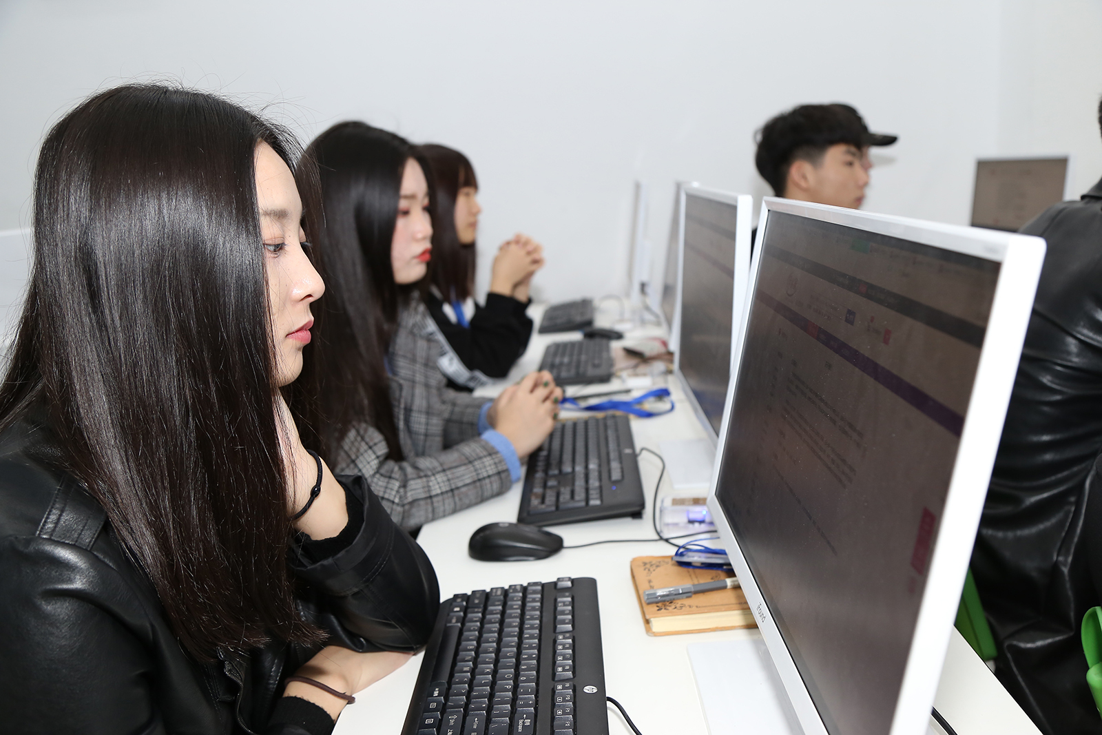 16岁女生学什么专业好?青春正当时,学技不犹豫!