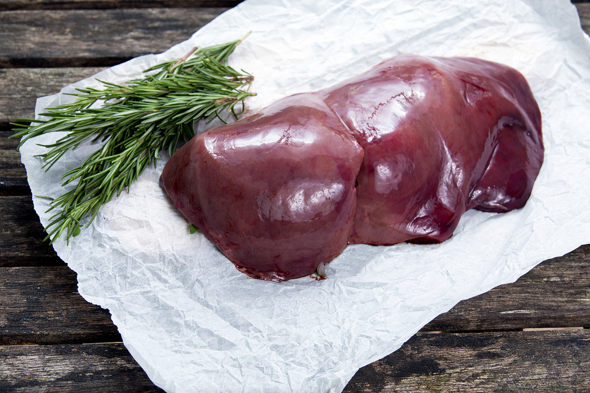 胎盘是由受精卵分裂发育而成的器官,是母亲和胎儿连接的纽带.