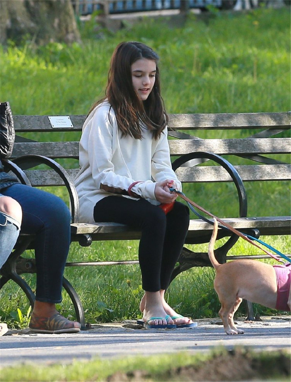 与小狗在草坪玩耍,又显出了13岁少女该有的可爱模样