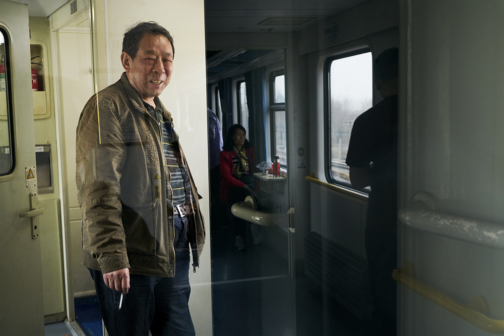 【绿皮火车专题之五】在车厢连接处,与他们度过一支烟的时间