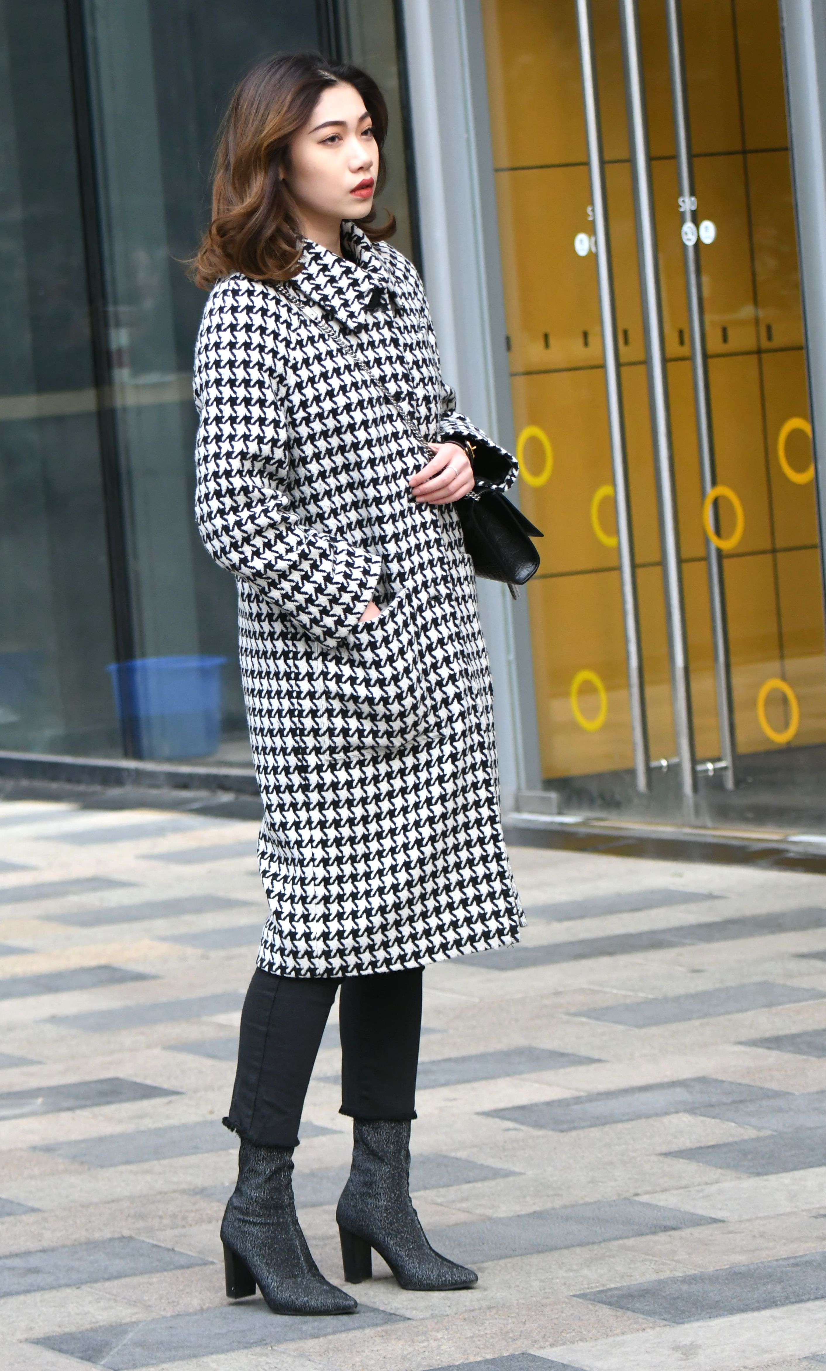 街拍:休闲黑白格大衣瘦腿裤尖头高筒靴姑娘好美