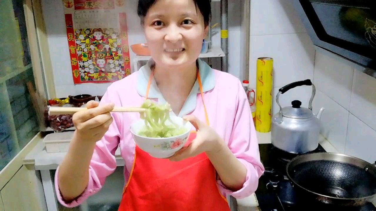 用菠菜汁和面擀面条,营养又美味,来上三大碗