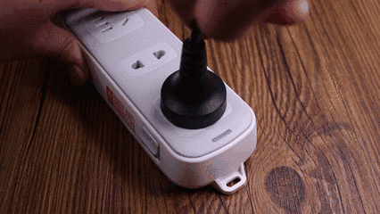 关电视到底要不要拔插头?专家提醒:一定要当心,否则