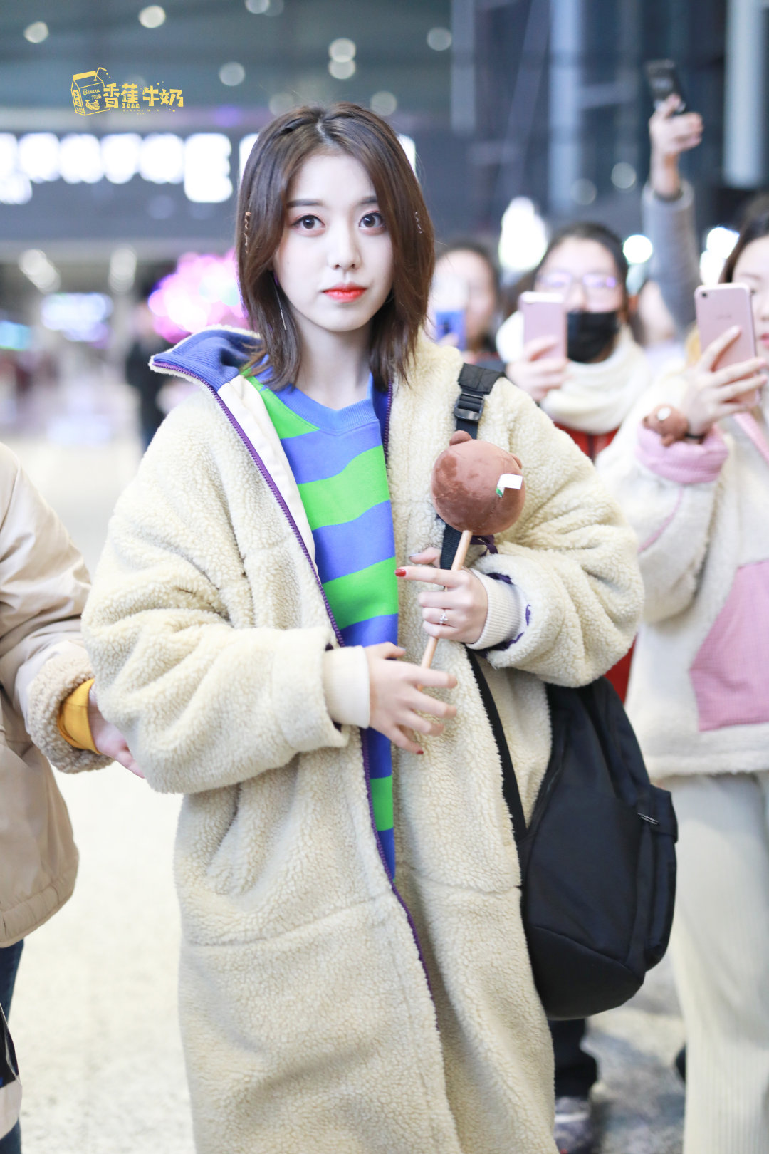 刘人语穿毛绒大衣内搭蓝绿条纹卫衣现身机场,皮肤白皙笑容灿烂