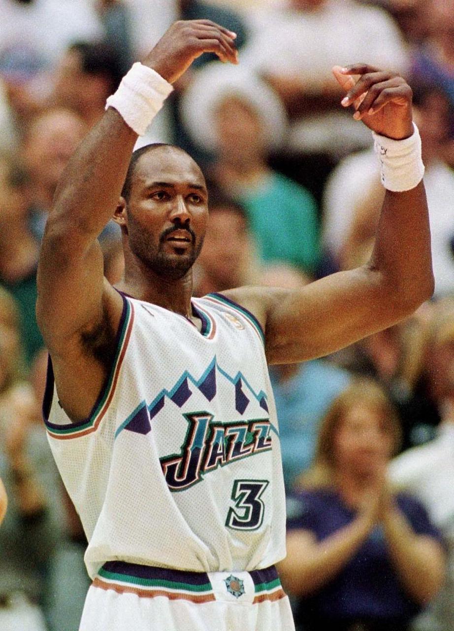 卡尔·马龙被封号为"邮差",这个外号源自他在球场上的强大和坚韧不拔