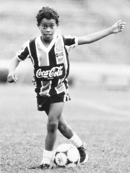 小罗受家庭足球氛围的影响,很早就开始接触足球;他的父亲是业余足球