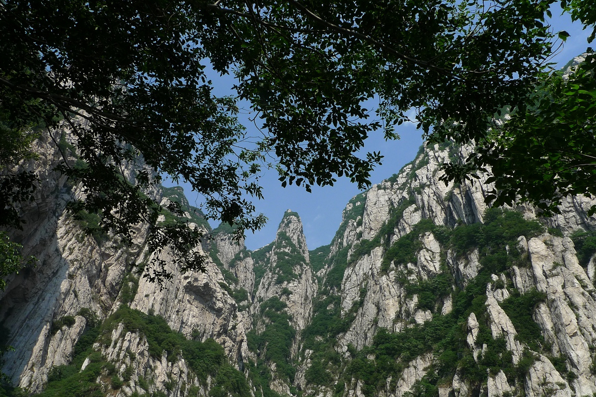 嵩山不仅有着壮观的自然景观,还有众多历史文化景点.