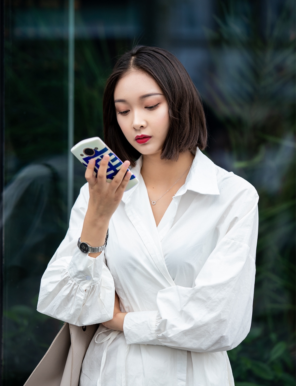 街拍:有故事的女人,第三个美女穿着白衬衫,却美成仙子