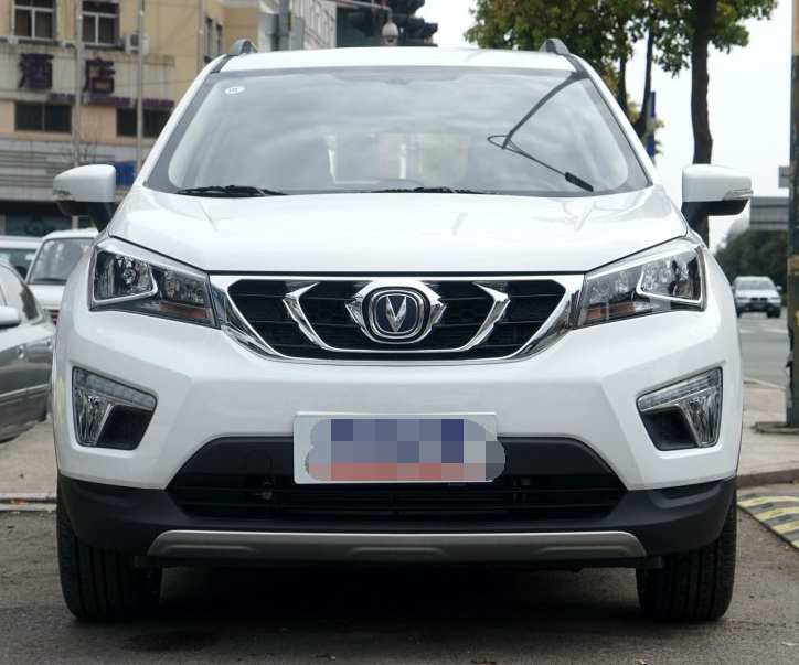 长安-cs15的整体设计非常好看,车身线条勾勒出非常饱满的感觉,给人们