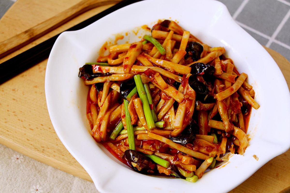 没有鱼的鱼香杏鲍菇,吃起来香脆可口,而且色泽诱人,非常入味