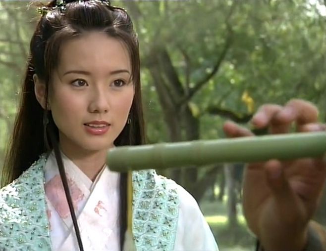 "新加坡三大美女之一"的郑秀珍,是三人中长相最英气的.