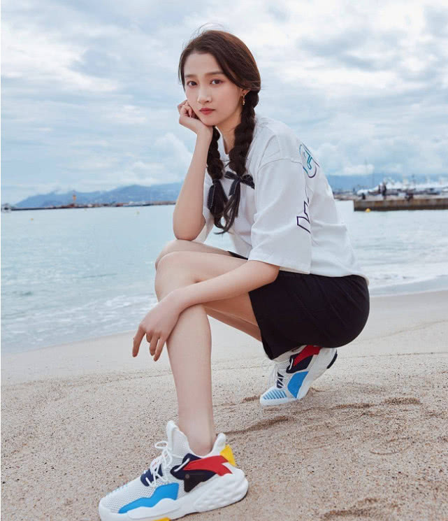 "国民闺女"关晓彤有"唇钉"?放大看清后,网友:怕了怕了