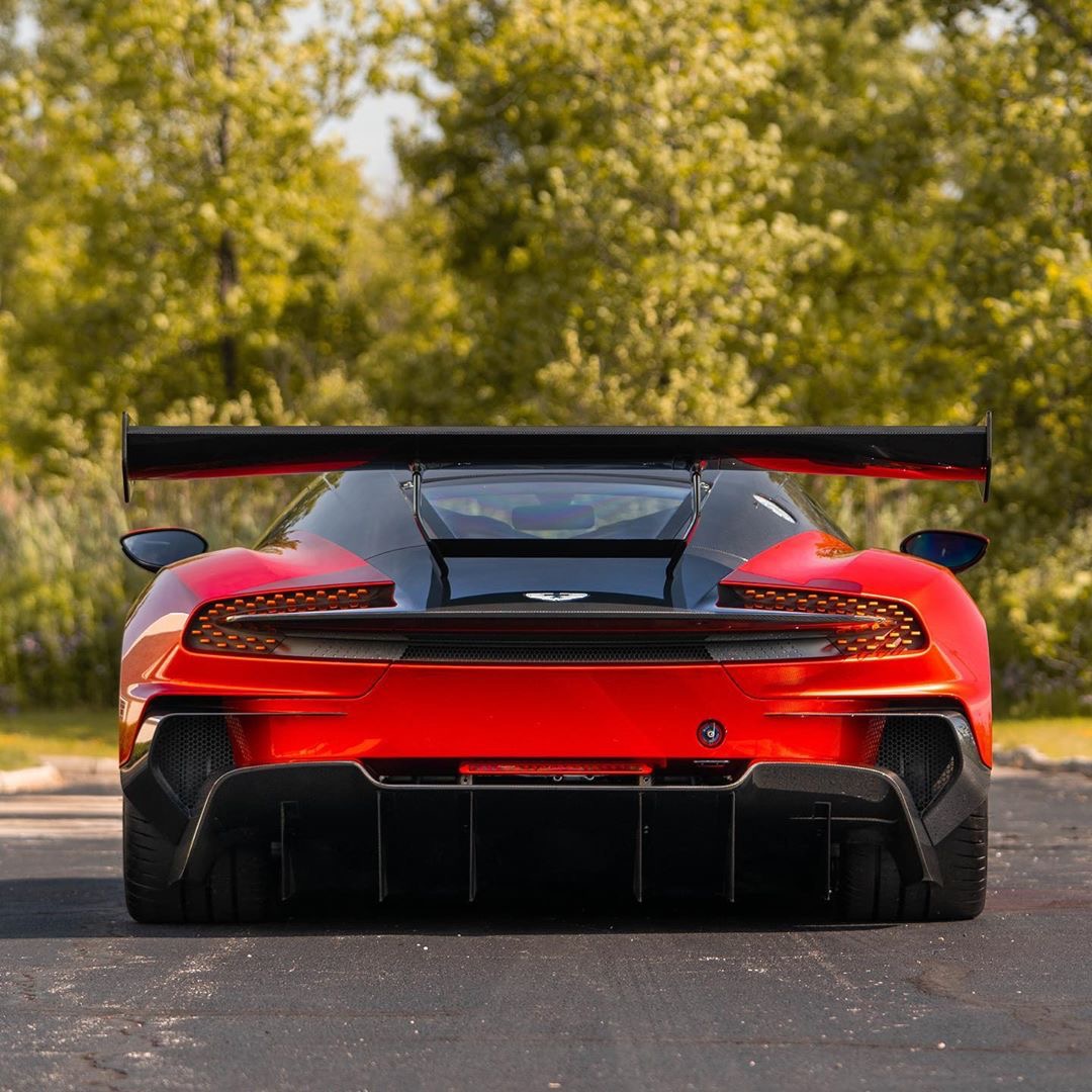 全新阿斯顿马丁vulcan,红色的外观