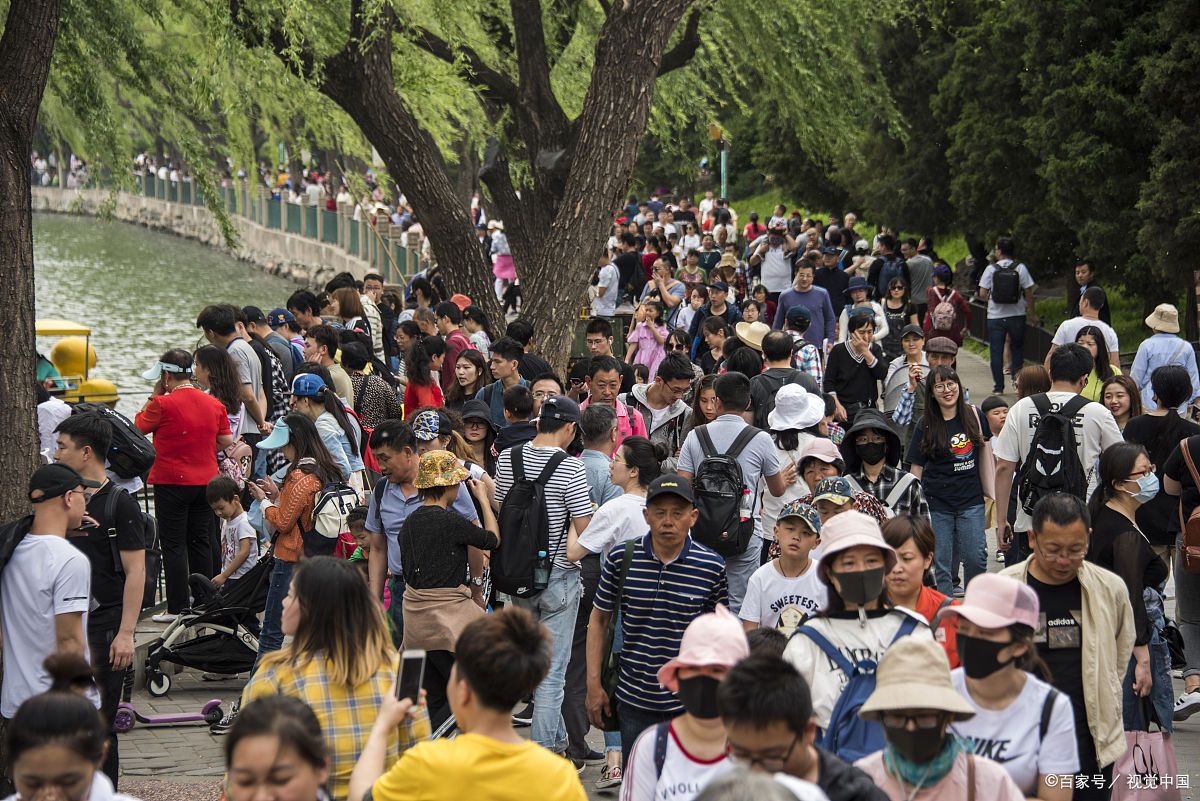 五一期间泰山景区游客大量聚集,清远飞霞山怎么样?