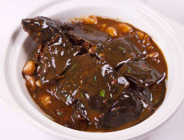 冰糖甲鱼是浙江宁波地区最著名传统菜肴,吃来软糯润口风味独特