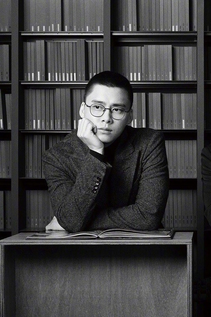 李易峰的寸头眼镜杀真叫人受不了,酷帅又硬朗的范儿,特别是在黑白镜头