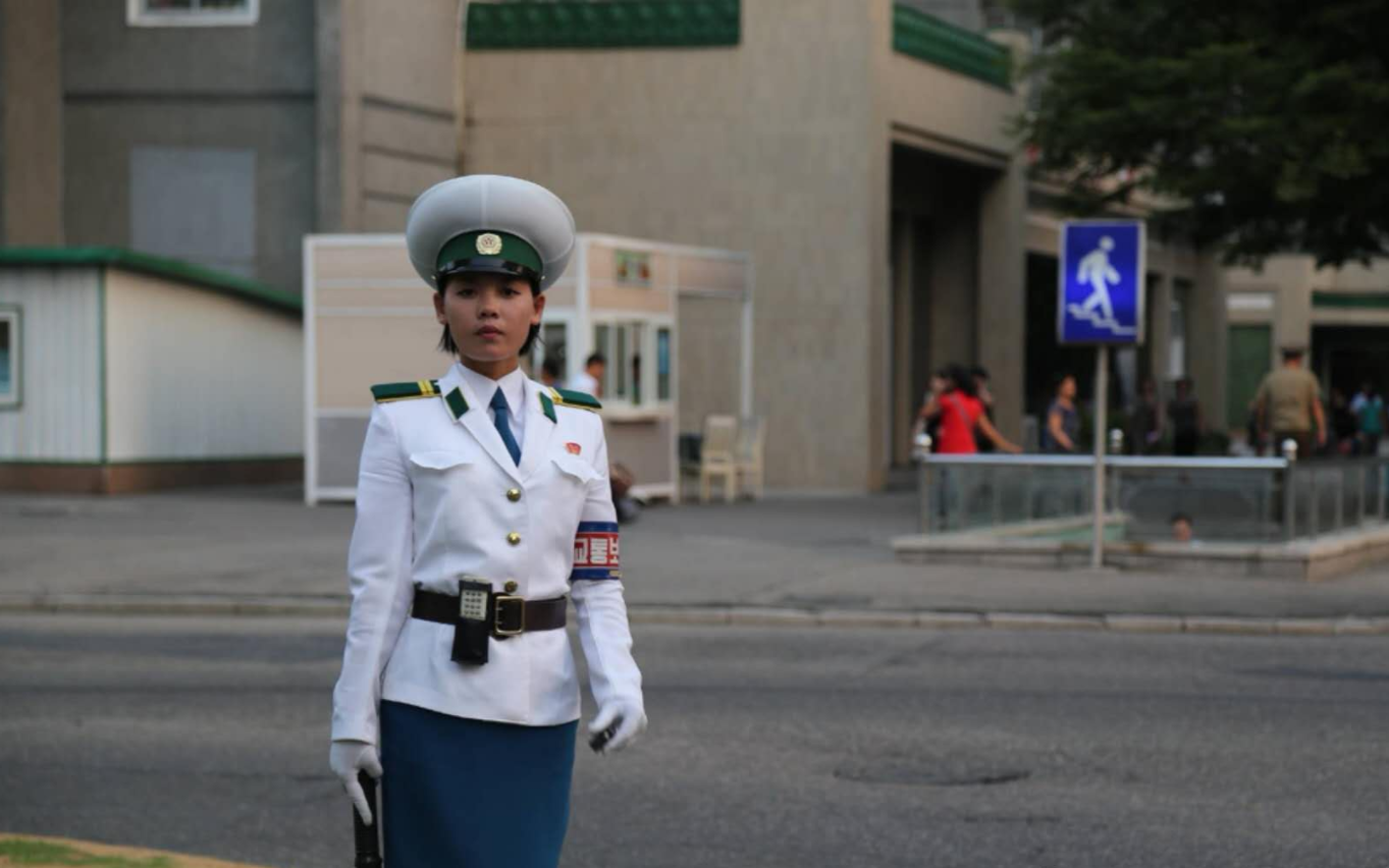 实拍朝鲜交警,女交警喜欢戴太阳镜,男交警皮肤很黑!