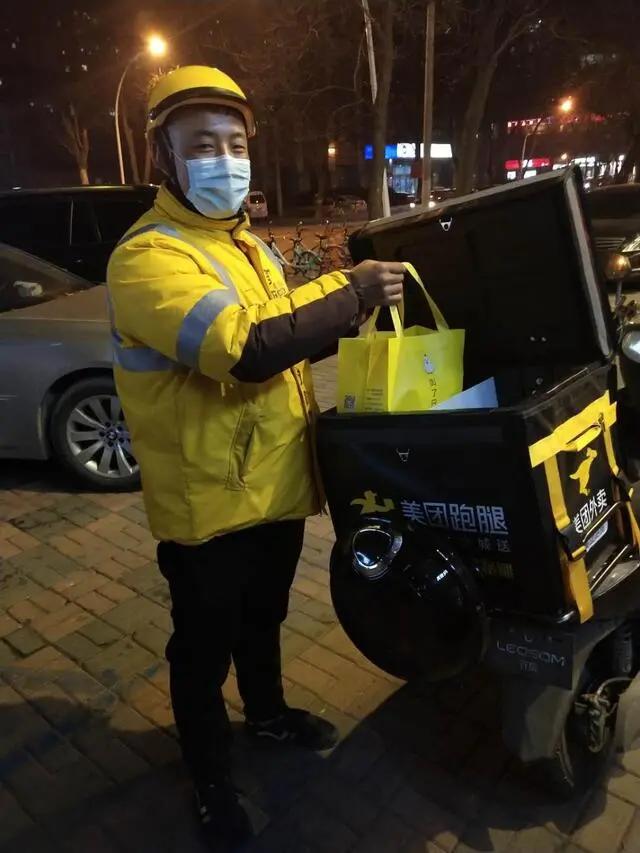 外卖小哥夜晚送餐图片图片