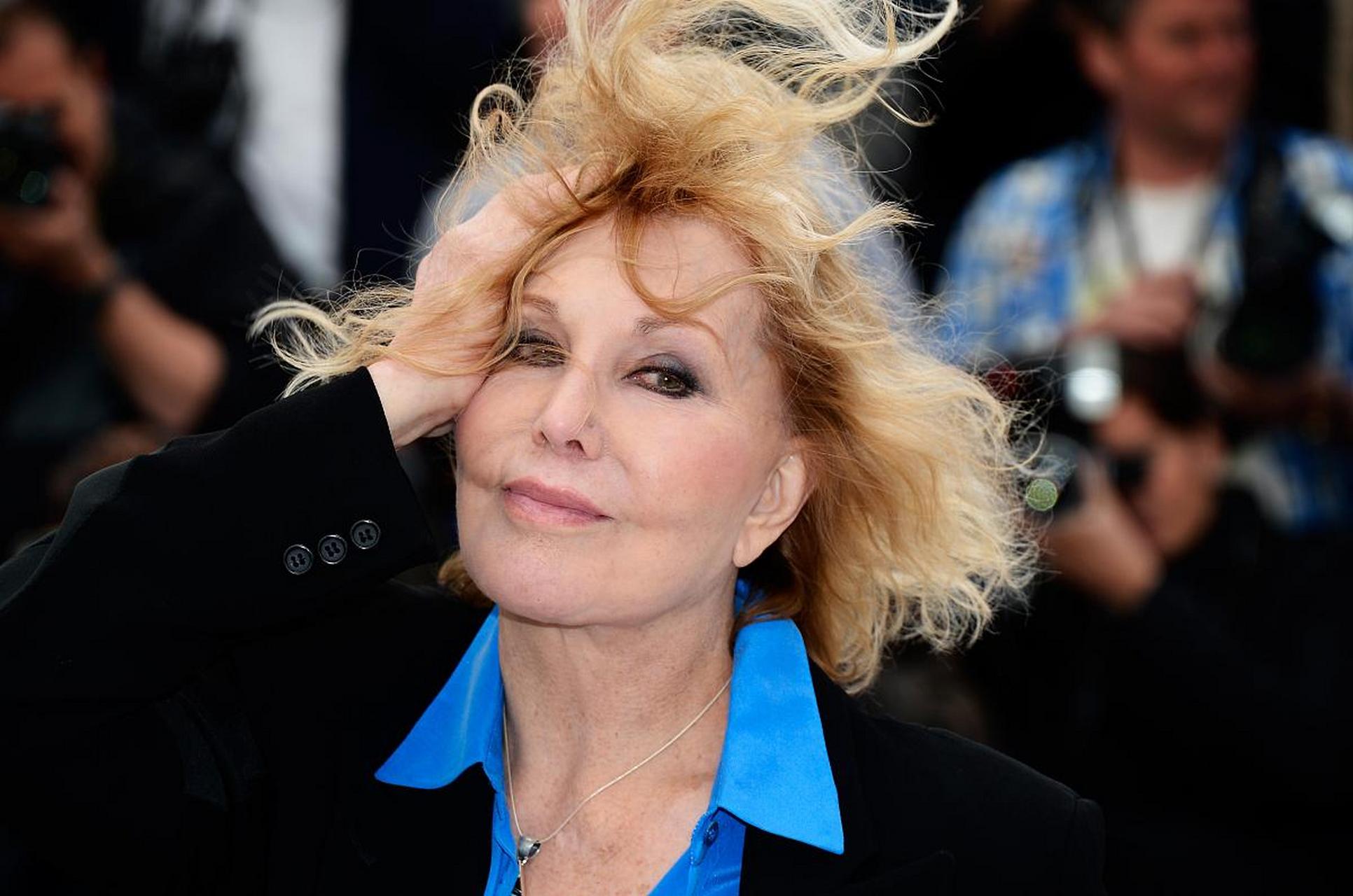 1962年,好莱坞演员金·诺瓦克出现在越南山,为美国军方表演.