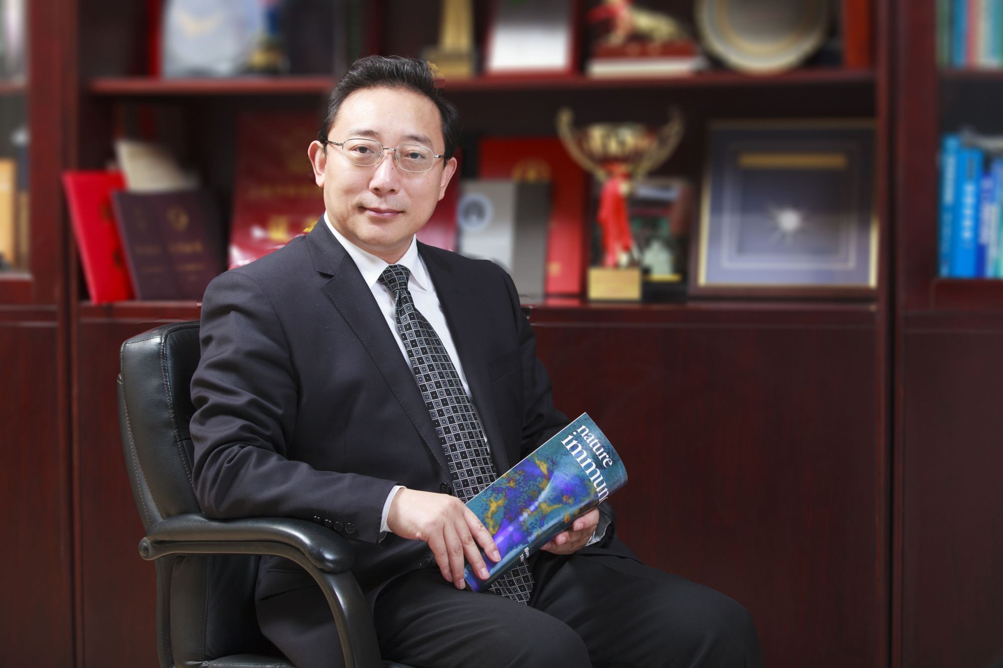 南开校长曹雪涛被指造假,存疑论文超50篇,本人回应:我充满信心