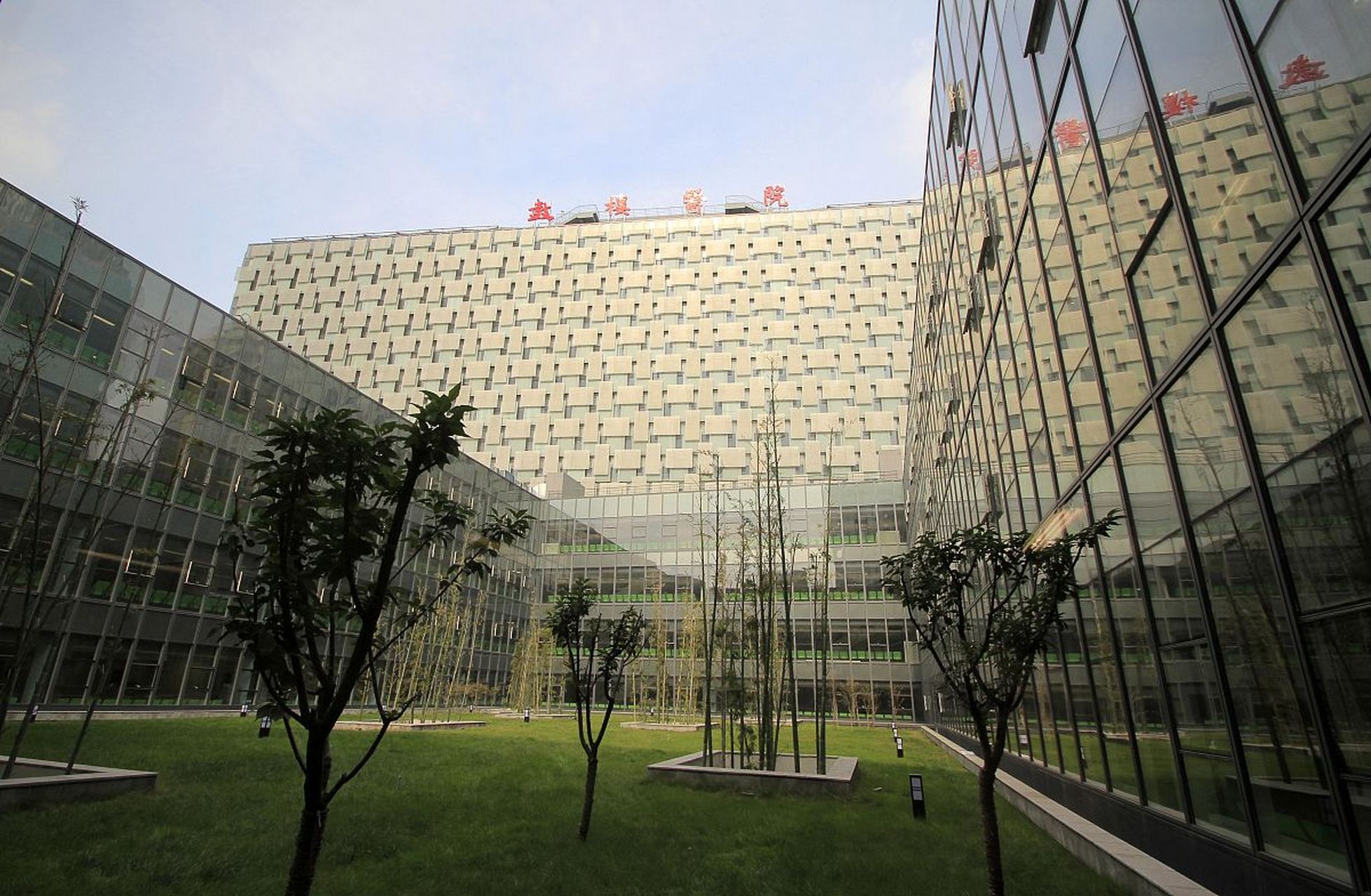 南京最好的医院省人民医院,全国排名22,第二名鼓楼医院全国排名33