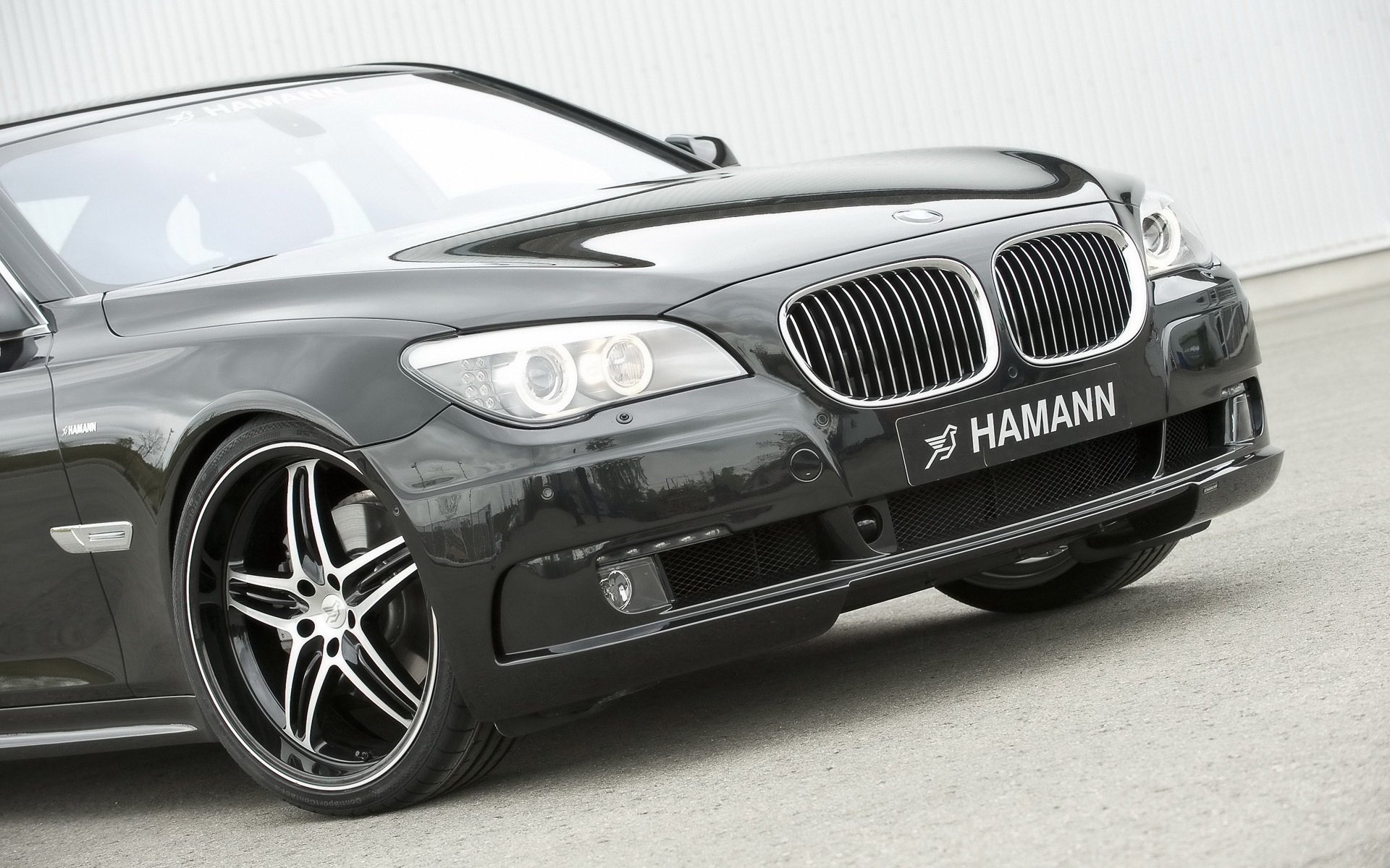 这辆银灰色的汽车看起来空间比较大,车轮上有一圈蓝色的装饰.