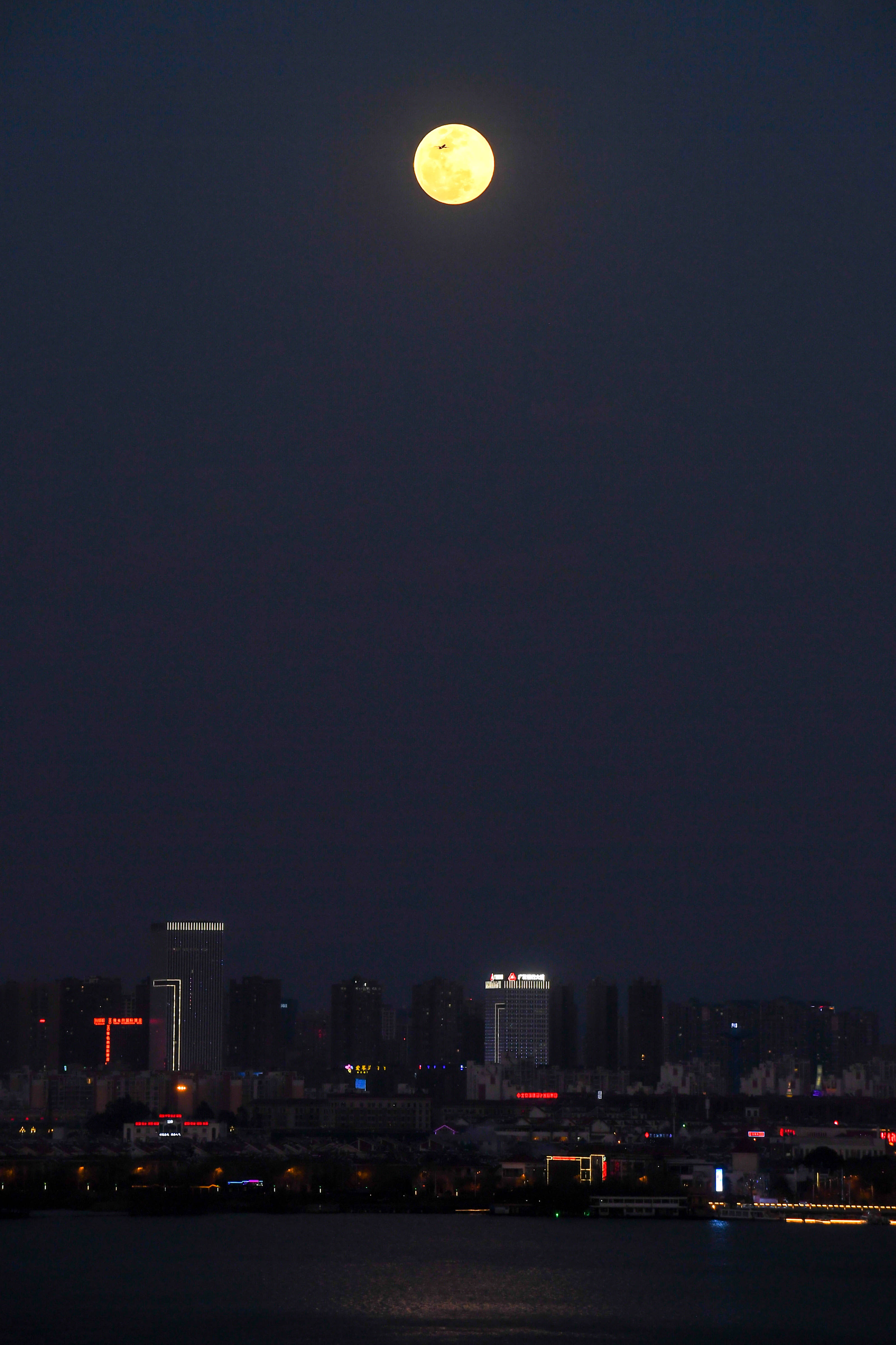 "超级月亮"遇佳节 元宵满月更"圆满"