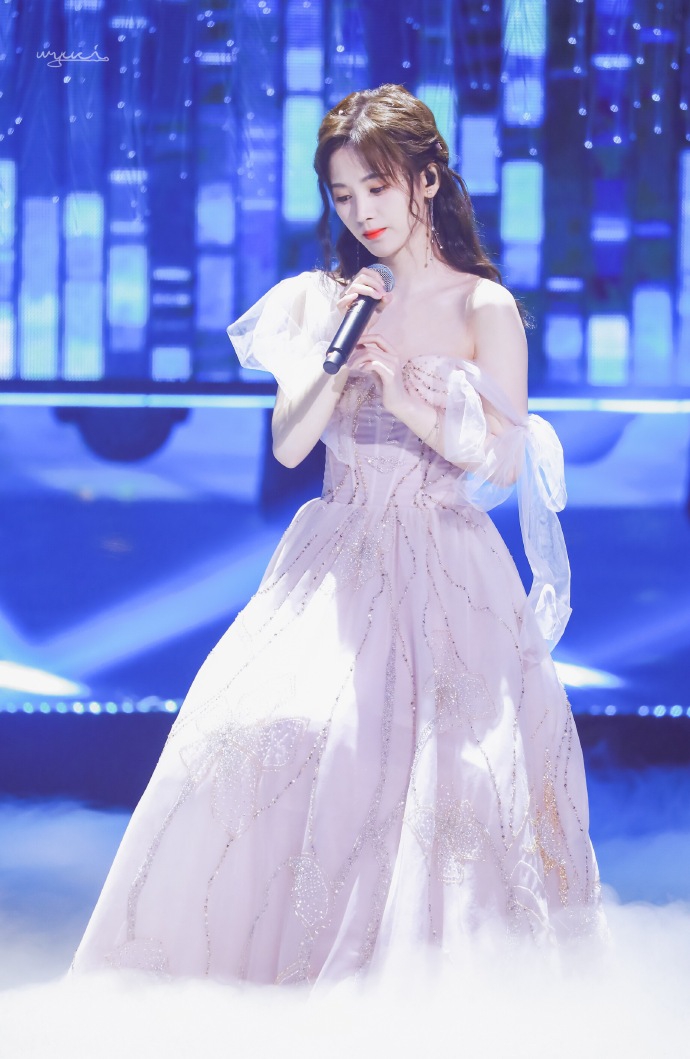 鞠婧祎飘逸纱裙微露香肩 深情演唱肤白貌美明艳动人
