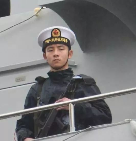 中国海军访日,这位战友的眼神火了