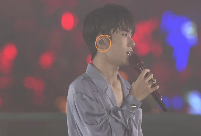 tfboys演唱会又现疯狂歌迷,拿激光笔扫三小只,称要让王俊凯瞎