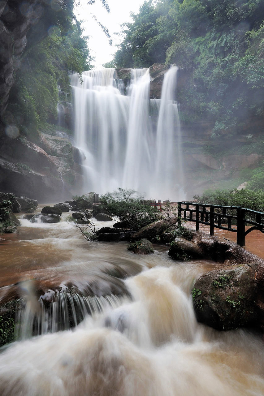 赤水丹霞旅游区位于中国贵州省遵义市赤水市,总面积约1300平方公里,是