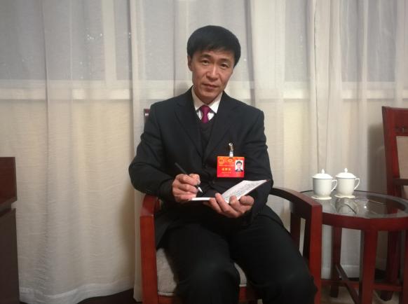 省人大代表徐亚平:公交车代表城市气质 展示城市文明的程度