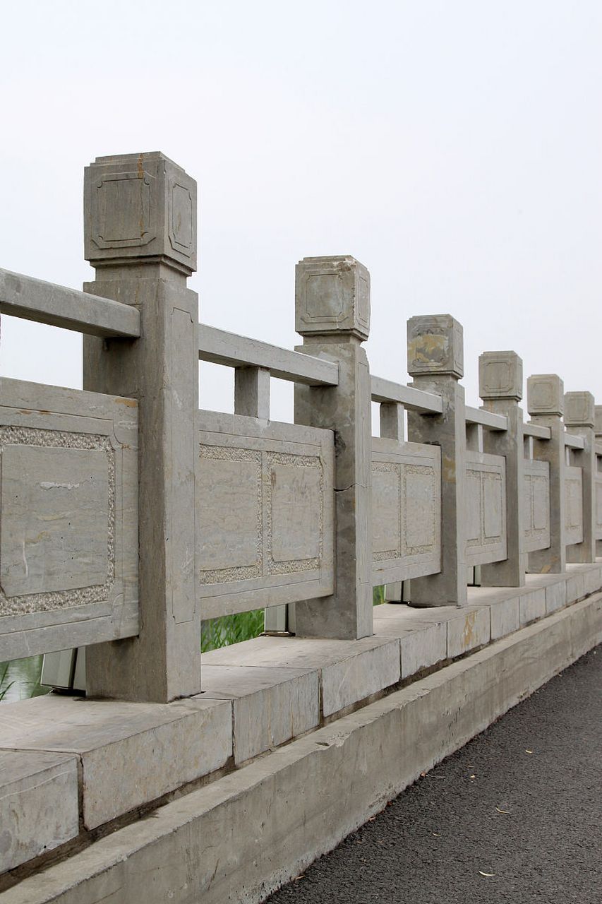 河道石雕栏杆是公共设施,用于保障行人和游客安全,同时提升城市形象和