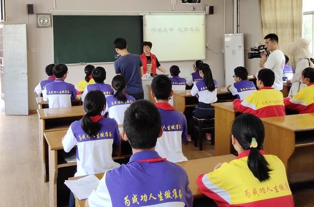 祝家街社区走进崧厦镇中开展禁毒宣传活动