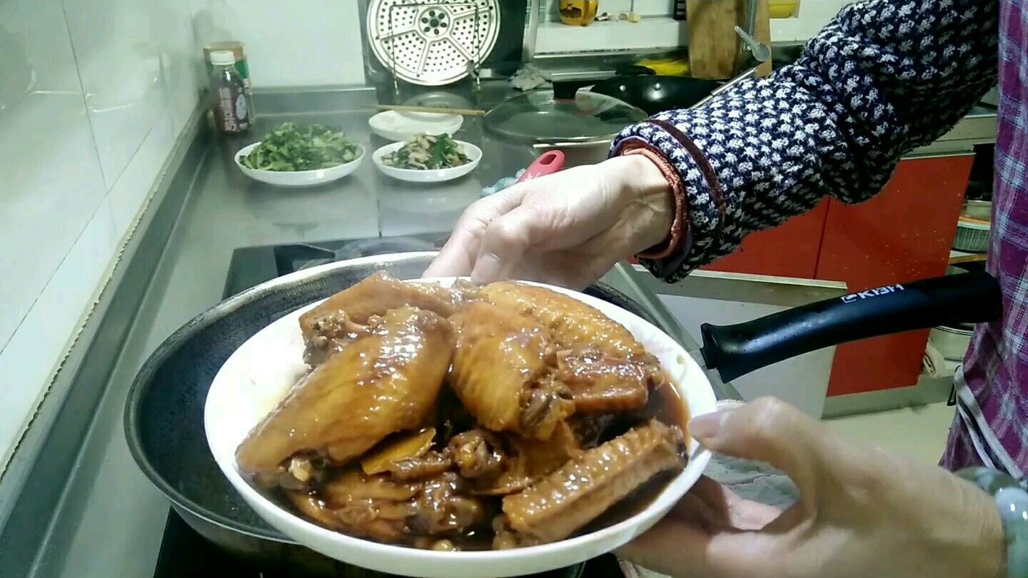 天目姐姐做了红烧鸡中翅,宝贝们一口气连吃几个,一盘不够吃了