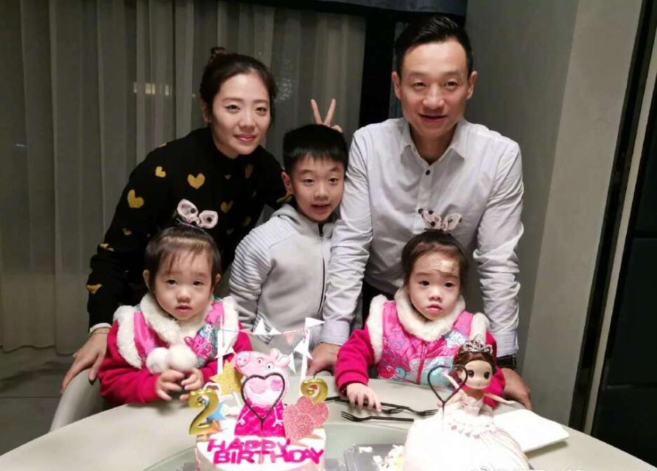 杨威家中双胞胎生日,一转眼欢欢乐乐已经五岁,一家五口超温馨