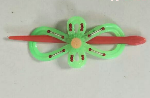 八十年代童年时代塑料发卡一个,戴过这个发卡绝对暴露了你的年纪.