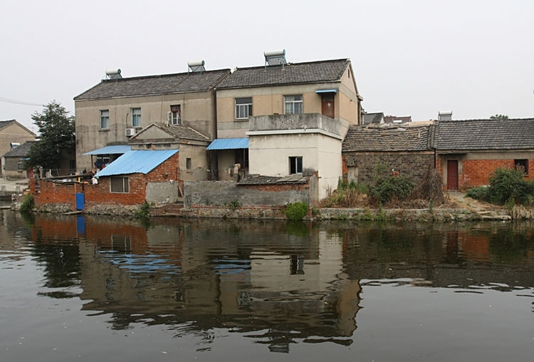 我的故乡是南京市溧水县柘塘镇艾园村,里面住着谢安的后人,是一个景色