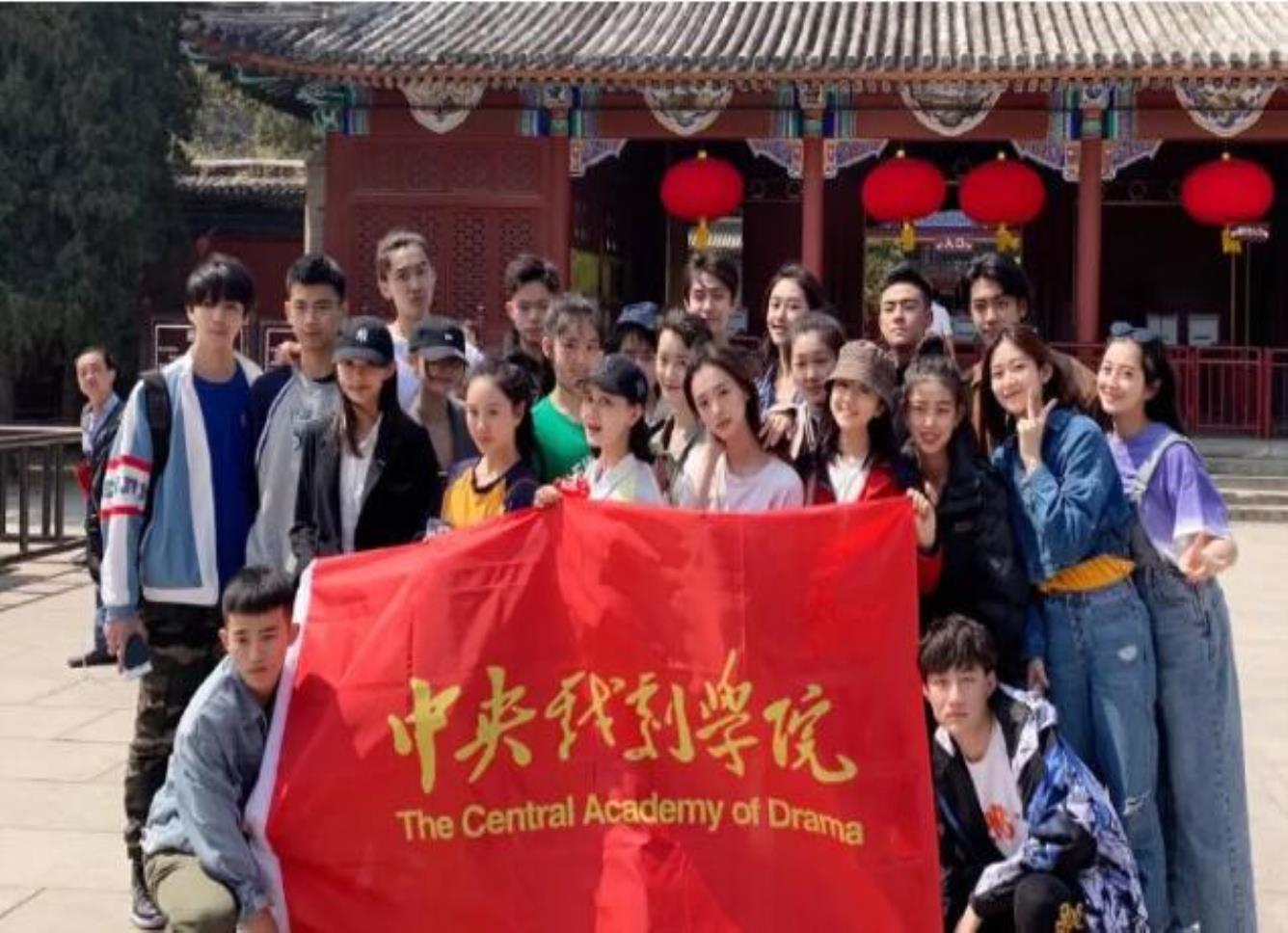 千玺胡先煦缺席班级春游,刁卓晒出班级合照,两人被网友花样p上