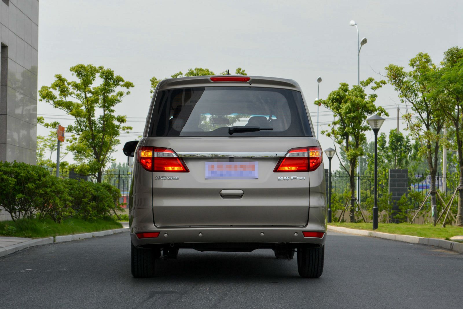 外观比较犀利的金杯f50,回头率很高,开出去不丢面子